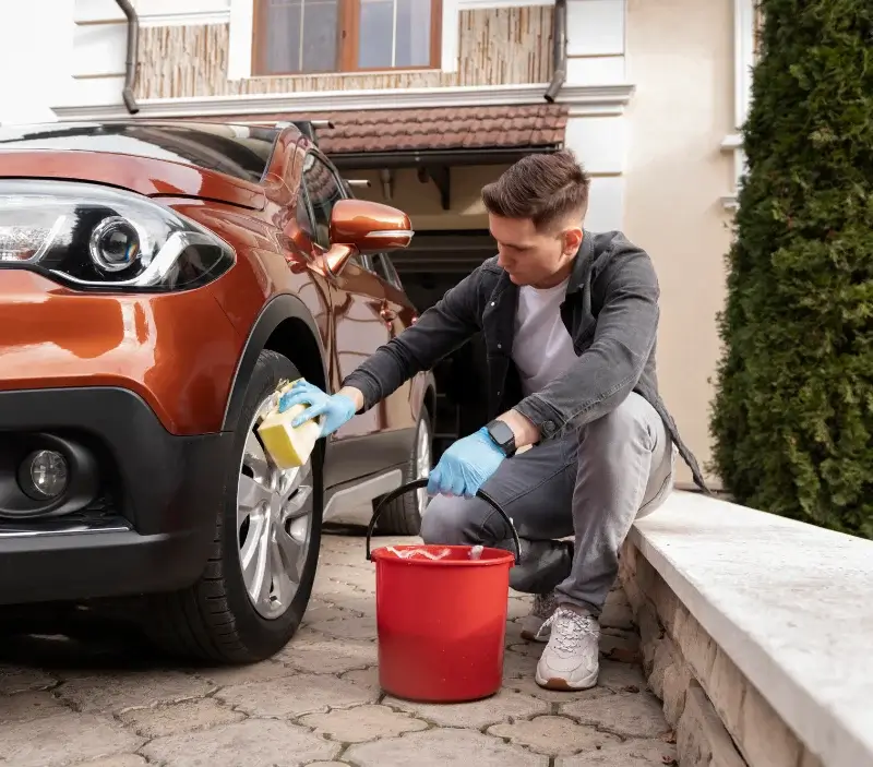 Lavage auto à domicile La Petite-Boissière : professionnel intervenant sur un véhicule